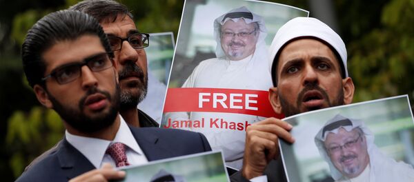 Personas con retratos del periodista saudí Jamal Khashoggi protestan cerca del consulado saudí en Estambul - Sputnik Mundo