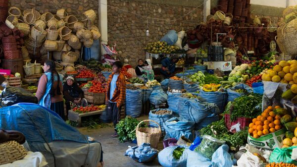 Frutas y verduras en un mercado boliviano - Sputnik Mundo