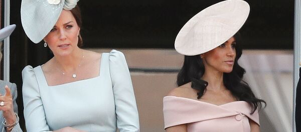 Kate Middleton, duquesa de Cambridge​​, (izda.) y Meghan Markle, duquesa de Sussex (drcha.) - Sputnik Mundo