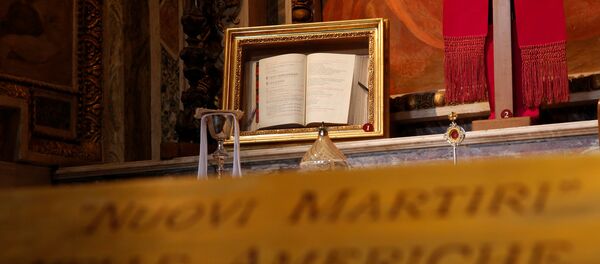 Un misal del obispo Óscar Arnulfo Romero en la Basílica de San Bartolomé, en Roma - Sputnik Mundo