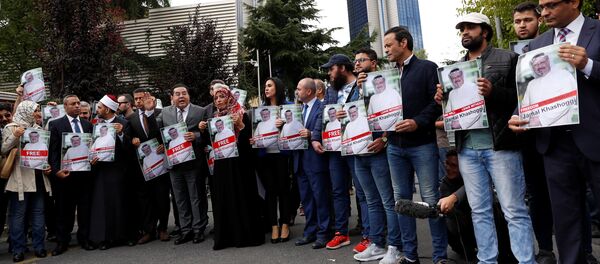 Activistas de derechos humanos con la foto del periodista desaparecido, Jamal Khashoggi (archivo) - Sputnik Mundo