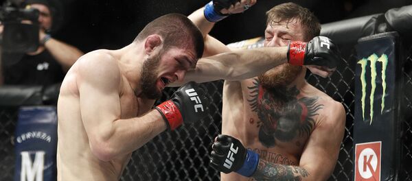 Khabib Nurmagomedov golpea a Conor McGregor en Las Vegas - Sputnik Mundo