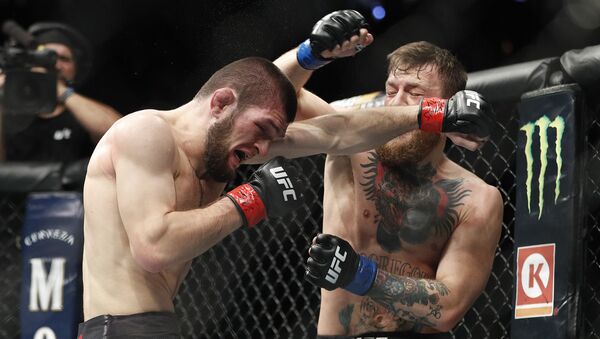 Khabib Nurmagomedov golpea a Conor McGregor en Las Vegas - Sputnik Mundo