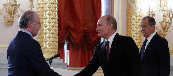 Nuevo embajador de España en Rusia, Fernando Valderrama Pareja, y presidente de Rusia, Vladímir Putin - Sputnik Mundo