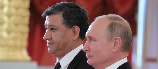 Nuevo embajador de Bolivia en Rusia, Hugo Villarroel Senzano, y presidente de Rusia, Vladímir Putin - Sputnik Mundo