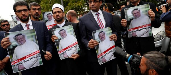 Activistas con la foto del periodista desaparecido, Jamal Khashoggi - Sputnik Mundo