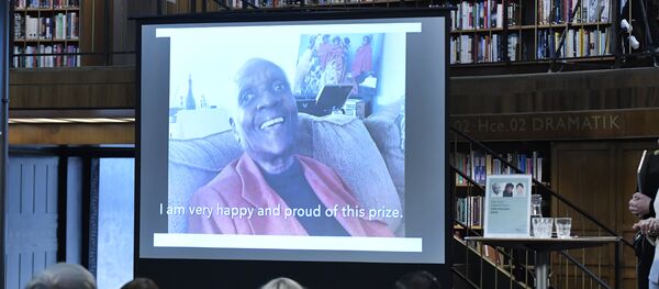 Maryse Condé, escritora francesa da las gracias tras ganar el premio de literatura de 2018 de la Nueva Academia (la New Academy) - Sputnik Mundo