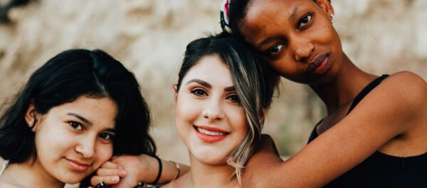 Mujeres de diferente raza Mujeres de diferente raza - Sputnik Mundo