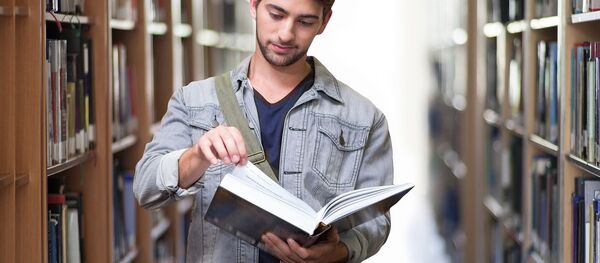 Estudiante leyendo - Sputnik Mundo