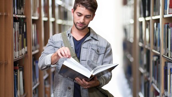 Estudiante leyendo - Sputnik Mundo