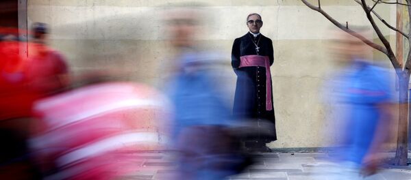 Un grafiti con el retrato de monseñor Óscar Arnulfo Romero - Sputnik Mundo