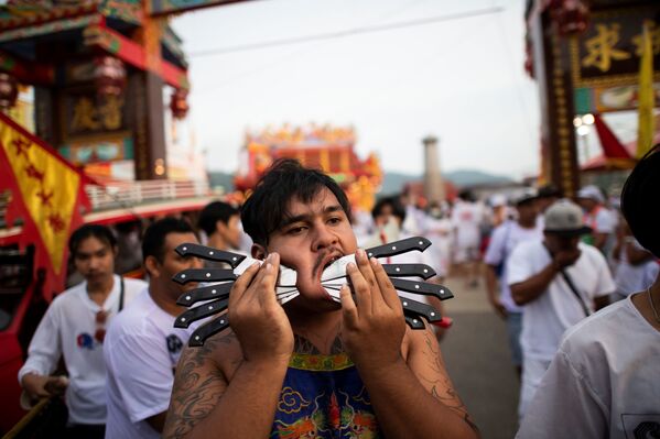Participantes del Festival Vegetariano de Phuket durante su procesión al santuario de Loem Hu Thai Su. - Sputnik Mundo