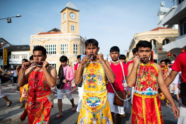 Participantes del Festival Vegetariano de Phuket durante su procesión al santuario de Loem Hu Thai Su. - Sputnik Mundo