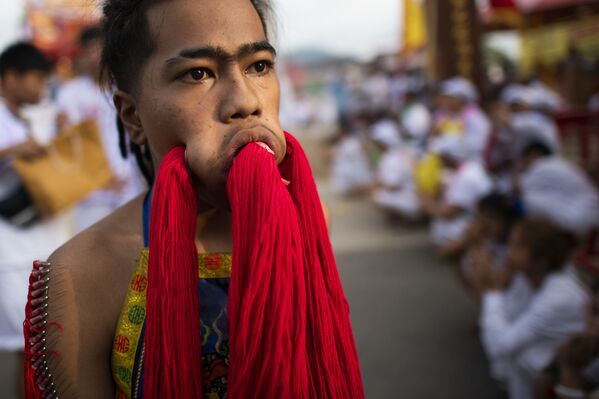 Participantes del Festival Vegetariano de Phuket durante su procesión al santuario de Loem Hu Thai Su. - Sputnik Mundo