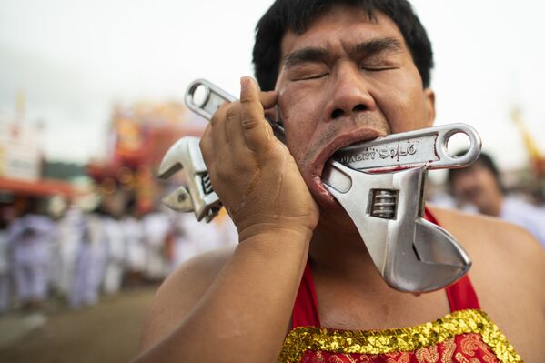 Participantes del Festival Vegetariano de Phuket durante su procesión al santuario de Loem Hu Thai Su. - Sputnik Mundo