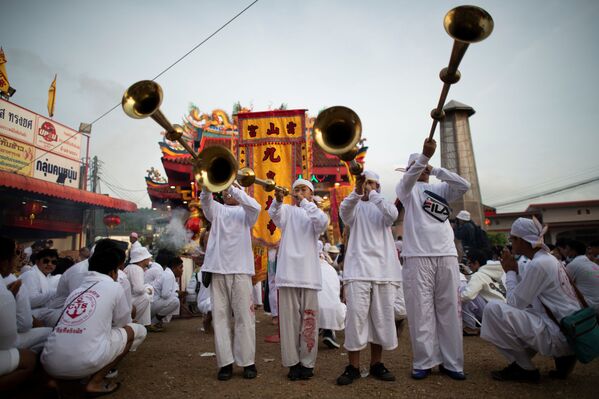 Participantes del Festival Vegetariano de Phuket durante su procesión al santuario de Loem Hu Thai Su. - Sputnik Mundo