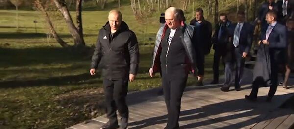 Lukashenko lleva a Putin a su ciudad natal Lukashenko lleva a Putin a su ciudad natal - Sputnik Mundo
