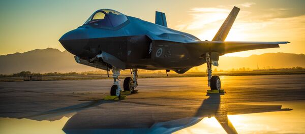 Un caza estadounidense F-35A destinado para las Fuerzas Aéreas de Australia en una base aérea en EEUU Un caza estadounidense F-35A destinado para las Fuerzas Aéreas de Australia en una base aérea en EEUU - Sputnik Mundo