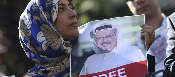 Activista con la foto del periodista desaparecido, Jamal Khashoggi - Sputnik Mundo