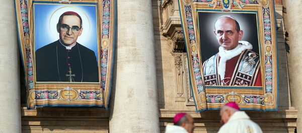 Imágenes de monseñor Óscar Arnulfo Romero y papa Pablo VI, canonizados en Vaticano Imágenes de monseñor Óscar Arnulfo Romero y papa Pablo VI, canonizados en Vaticano - Sputnik Mundo