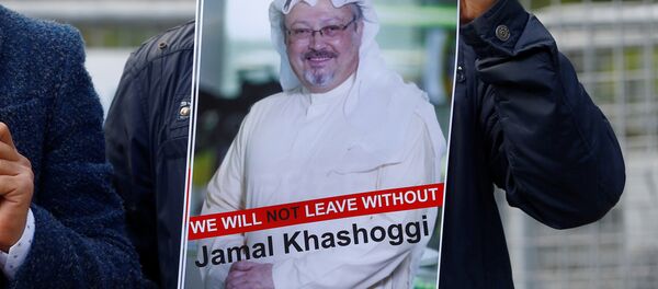 Activista con la foto del periodista desaparecido, Jamal Khashoggi - Sputnik Mundo