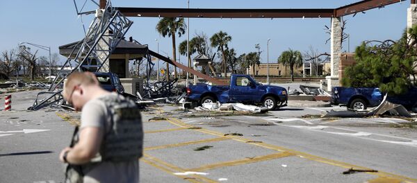 Un soldado cerca de la entrada a la base Tyndall - Sputnik Mundo