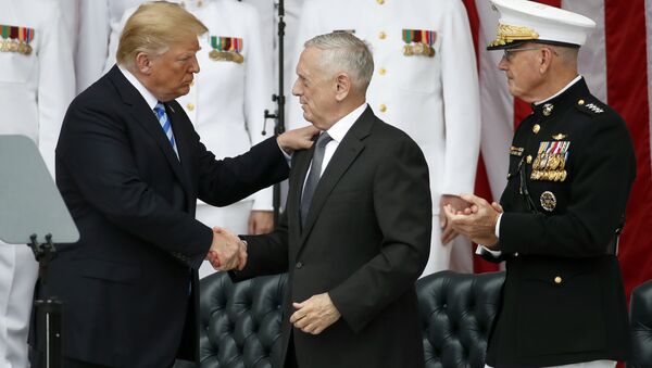 Donald Trump (izda.), presidente de EEUU, James Mattis (centro), secretario de Defensa de EEUU, y Joseph Dunford (dcha.), jefe de Estado Mayor de EEUU - Sputnik Mundo