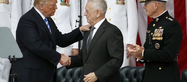 Donald Trump (izda.), presidente de EEUU, James Mattis (centro), secretario de Defensa de EEUU, y Joseph Dunford (dcha.), jefe de Estado Mayor de EEUU Donald Trump (izda.), presidente de EEUU, James Mattis (centro), secretario de Defensa de EEUU, y Joseph Dunford (dcha.), jefe de Estado Mayor de EEUU - Sputnik Mundo