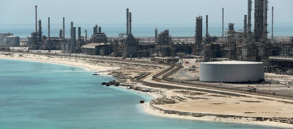 Vista general de la refinería de petróleo Ras Tanura y la terminal petrolera de Aramco en Arabia Saudí - Sputnik Mundo