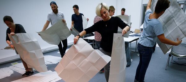 Los funcionarios electorales clasifican las papeletas de votación después de la conclusión de la votación en las elecciones estatales de Baviera en Múnich, Alemania. - Sputnik Mundo