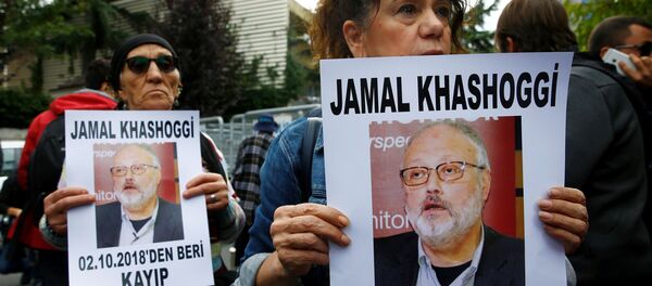 Activistas por los derechos humanos con la imagen del periodista saudí desaparecido Jamal Khashoggi - Sputnik Mundo