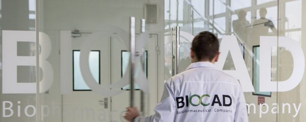 Un empleado de la farmacéutica rusa BIOCAD - Sputnik Mundo