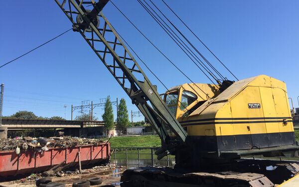 Grúa a orillas del Riachuelo - Sputnik Mundo