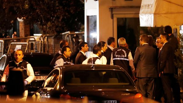 La policía turca en el Consulado General de Arabia Saudí en Estambul La policía turca en el Consulado General de Arabia Saudí en Estambul - Sputnik Mundo