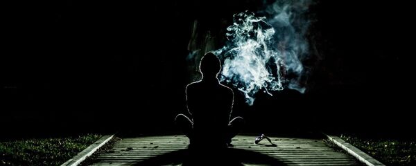 Un hombre fuma - Sputnik Mundo