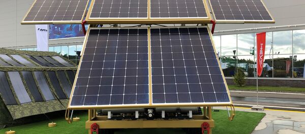 La planta solar móvil de Hevel con paneles desplegados - Sputnik Mundo