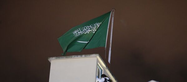 Una bandera saudí en el Consulado de Arabia Saudí en Estambul - Sputnik Mundo