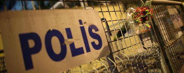 Cartel de la policía turca cerca del Consulado saudí en Estambul - Sputnik Mundo