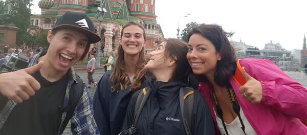 Parte del grupo de viajeros en la Plaza Roja - Sputnik Mundo