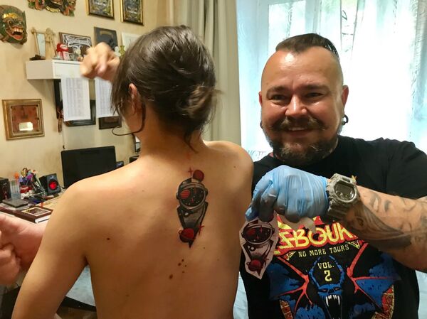 Guillermo y el regalo de su entrevistado - Sputnik Mundo