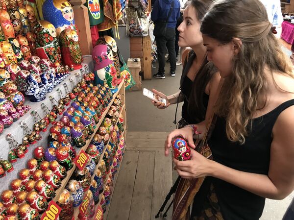 Paula y María Jesús compran matrioshkas para la campaña de micromecenazgo - Sputnik Mundo