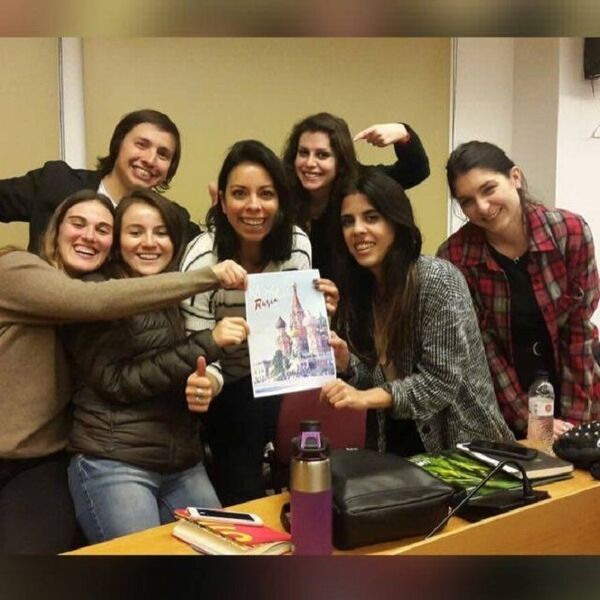 Los siete estudiantes del máster en el momento en que se enteran que su destino es Moscú - Sputnik Mundo