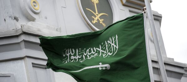 La bandera de Arabia Saudí enfrente del consulado del país en Turquía - Sputnik Mundo