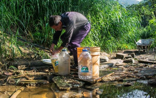Habitantes del oeste de Caracas en las faldas de la montaña Waraira Repano - Sputnik Mundo