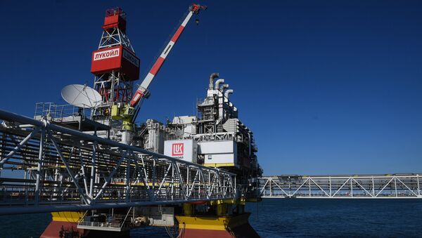 Una plataforma petrolífera de Lukoil - Sputnik Mundo