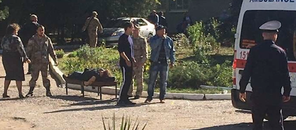 Un vídeo de los minutos posteriores a la explosión que sacudía un centro de formación profesional en la ciudad de Kersch (Crimea) muestra a ambulancias y un caos generalizado en el lugar del siniestro. - Sputnik Mundo