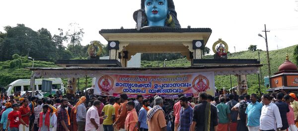 Devotos de la India se reúnen en un templo durante una protesta - Sputnik Mundo