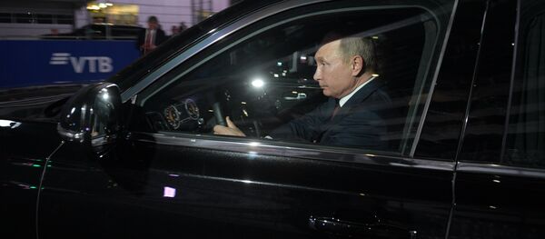 El presidente de Rusia le presentó a su homólogo egipcio, Abdelfatah Sisi, la nueva línea de automóviles rusos de la marca Aurus. - Sputnik Mundo