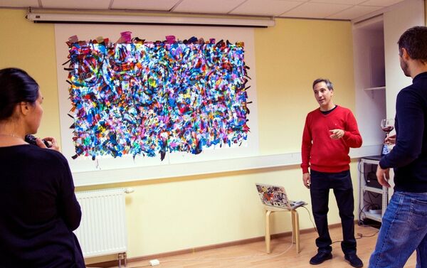 Lisandro Sabio explicando su obra - Sputnik Mundo