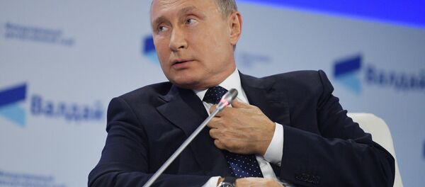 Vladímir Putin, presidente ruso en una sesión plenaria del club de debates Valdái en Sochi - Sputnik Mundo